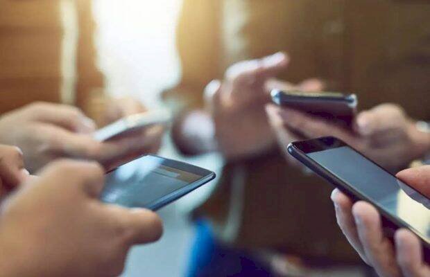 Use mobile phones for office work only if necessary: Maha govt tells employees